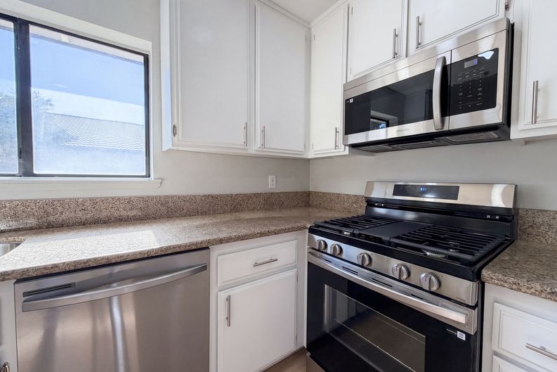 Photo 8 of 25 of 42355 Willeta Ave, Lancaster, CA