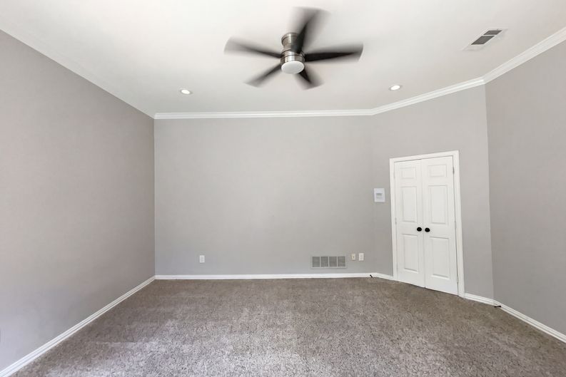 Photo 4 of 19 of 2400 Creekview Dr, Plano, TX