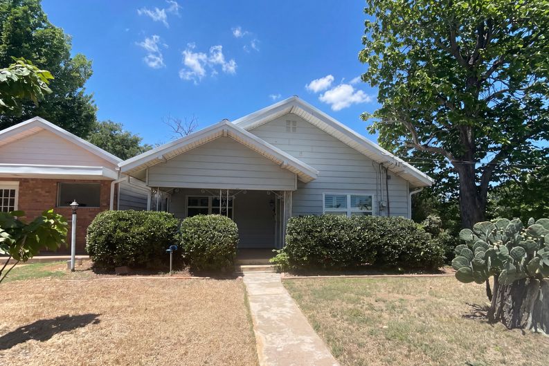 Photo 18 of 20 of 421 N 3rd St, Jacksboro, TX
