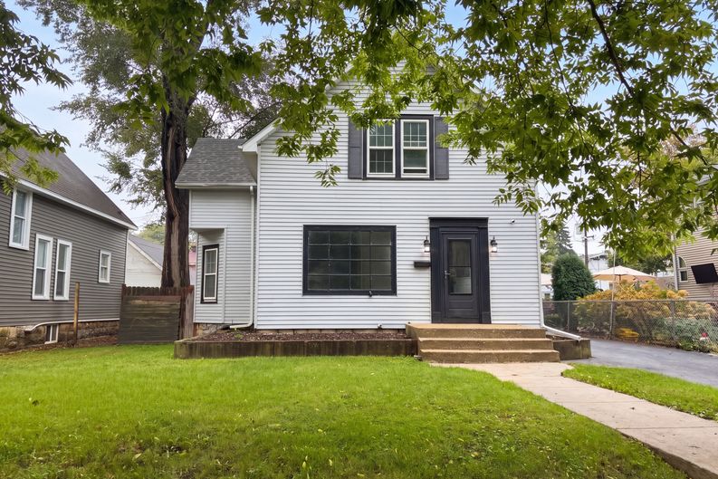 Photo 7 of 77 of 9 Blackman Ave, Joliet, IL