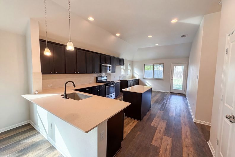 Photo 12 of 19 of 543 Tanda Ln, Hutto, TX