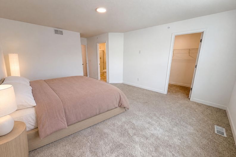 Photo 4 of 22 of 3022 Basswood St, Little Canada, MN