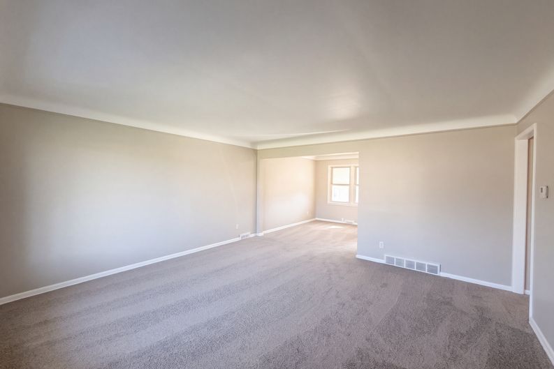 Photo 3 of 28 of 11301 Riveredge Dr, Parma, OH
