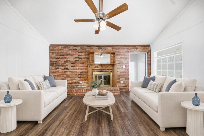 Photo 4 of 37 of 2212 Perrin Dr, Lawrenceville, GA