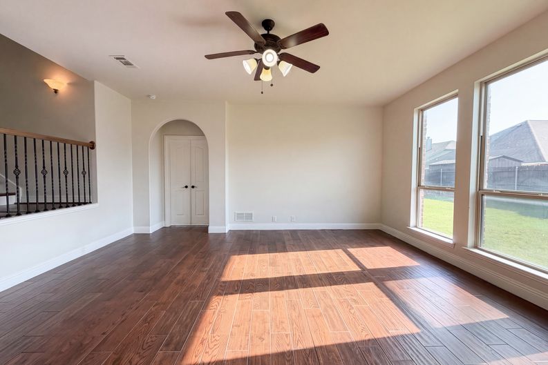 Photo 6 of 22 of 830 Graham Dr, Burleson, TX
