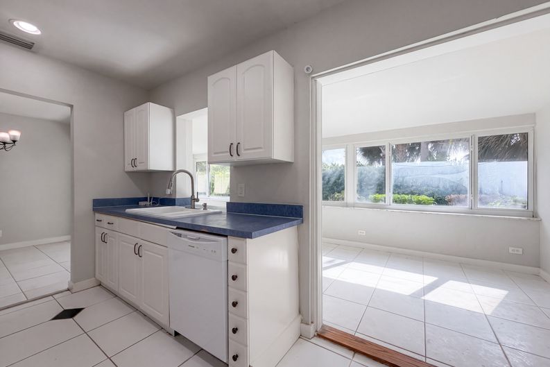 Photo 19 of 25 of 4360 NW 12th Dr, Deerfield Beach, FL