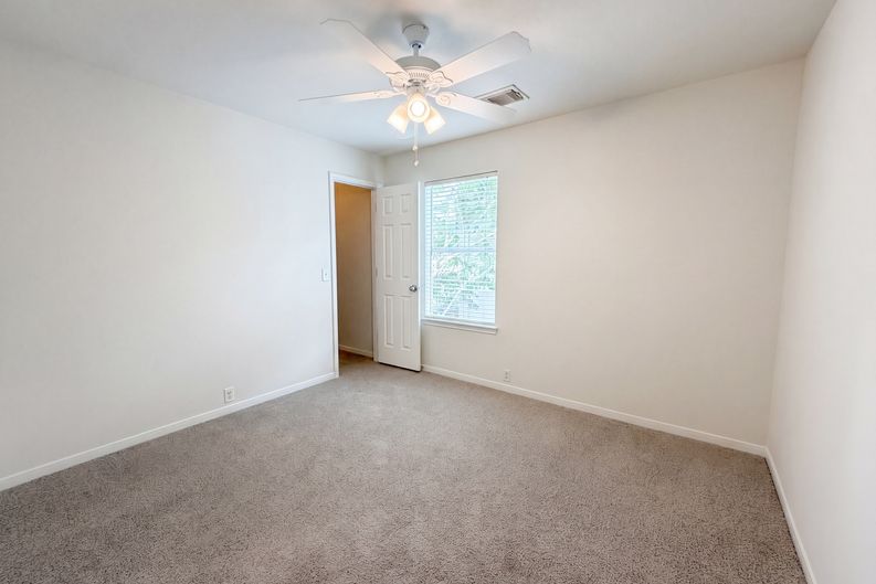 Photo 14 of 23 of 11918 Sonora Springs Dr, Tomball, TX
