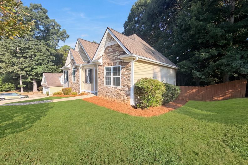 Photo 22 of 27 of 1412 White Oak Trce, Loganville, GA