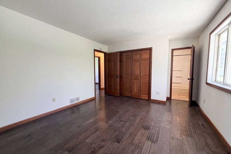 Photo 4 of 18 of 18817 Kenwood Trl, Lakeville, MN