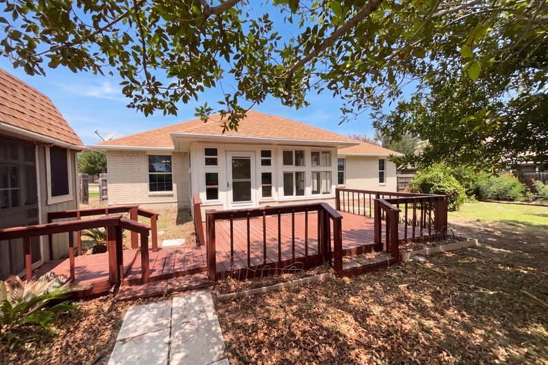 Photo 5 of 22 of 2106 Geneva St, Castroville, TX