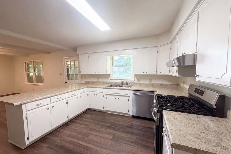 Photo 7 of 39 of 604 Meadowbrook Dr, Spartanburg, SC