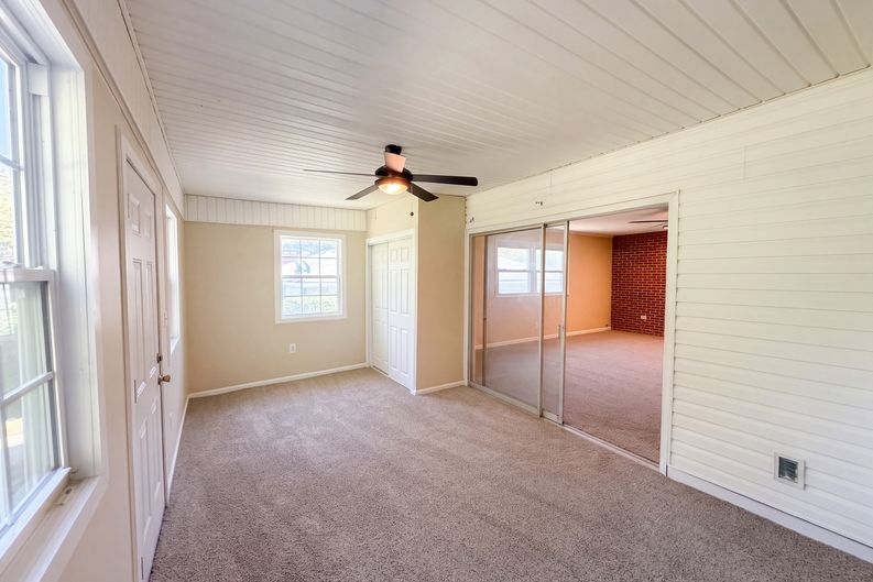 Photo 11 of 23 of 602 W 101st St, Kansas City, MO