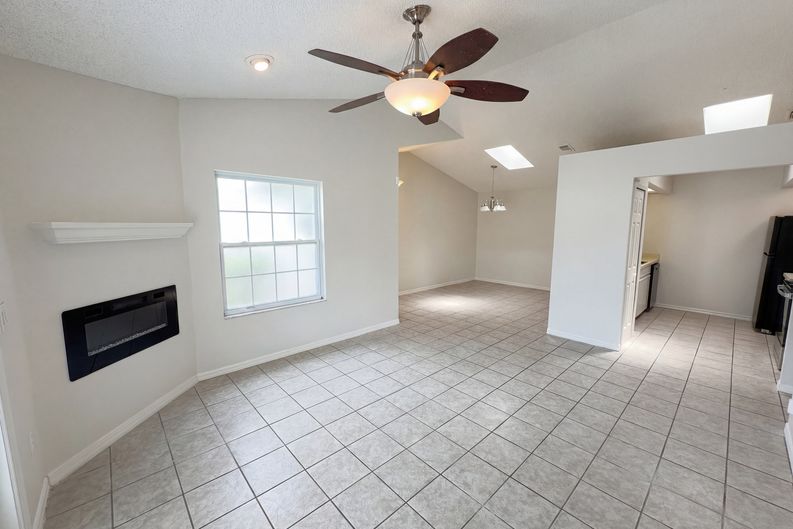 Photo 3 of 18 of 2000 Plainfield Dr, Orlando, FL