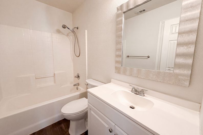 Photo 17 of 21 of 109 Eagle Dr, Luling, TX