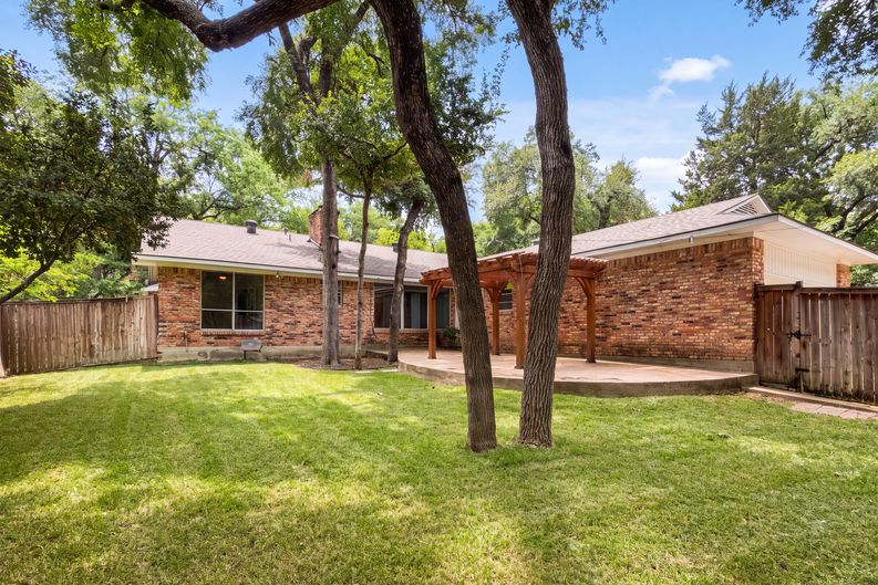Photo 8 of 24 of 8839 Sweetwater Dr, Dallas, TX
