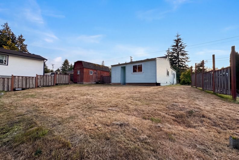 Photo 5 of 17 of 7507 Lower Ridge Rd, Everett, WA