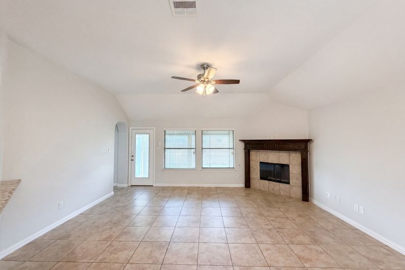 Photo 3 of 20 of 709 Ravenwood Dr, Saginaw, TX