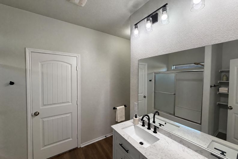 Photo 9 of 28 of 625 River Rock Dr, Azle, TX