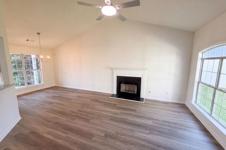 Photo 8 of 20 of 1088 Meadow Glen Cir, Fairburn, GA