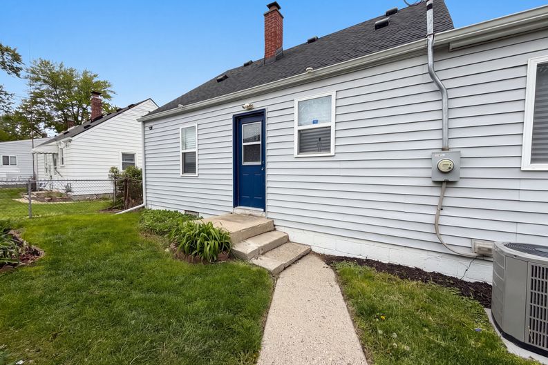 Photo 5 of 19 of 26311 Hopkins St, Inkster, MI