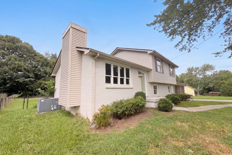 Photo 19 of 25 of 324 Woodale Dr, Clarksville, TN