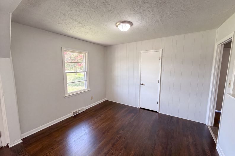 Photo 4 of 16 of 310 W Indiana Ave, Bessemer City, NC