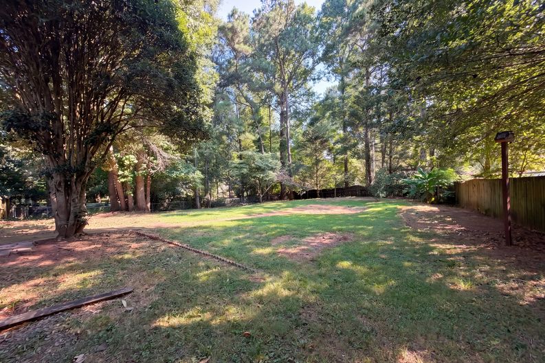 Photo 33 of 35 of 1825 Marsh Creek Dr, Lawrenceville, GA