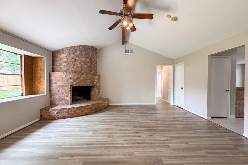 Photo 8 of 19 of 9606 Ballin David Dr, Spring, TX
