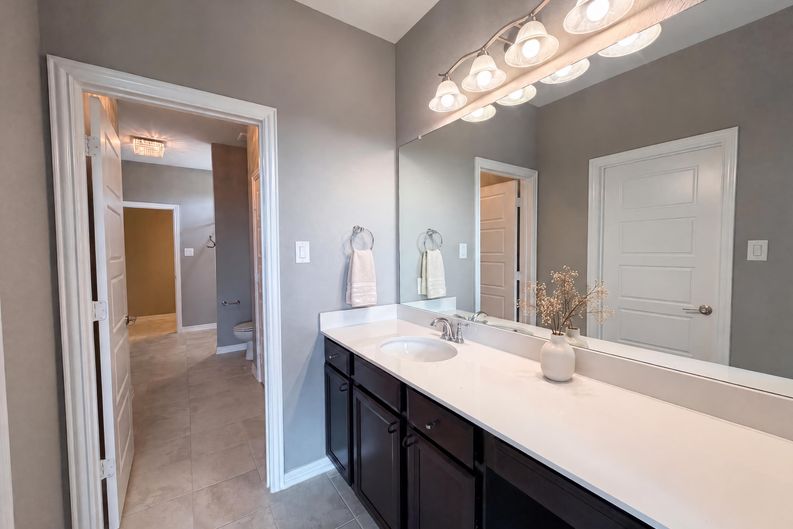 Photo 14 of 42 of 7221 Durand Dr, Irving, TX