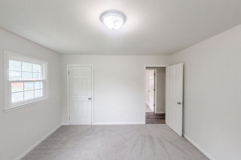 Photo 12 of 26 of 1502 W Meadowview Rd, Greensboro, NC
