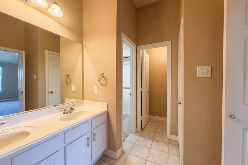 Photo 17 of 21 of 5327 Lake Gardens Dr, Grand Prairie, TX