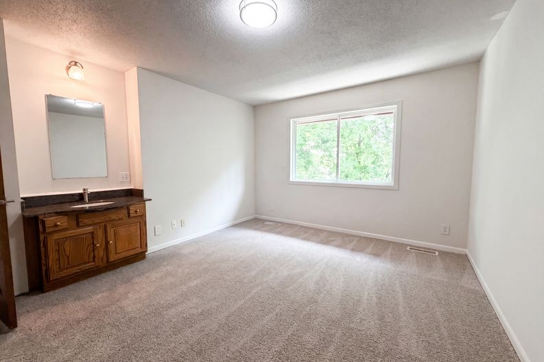 Photo 4 of 21 of 13637 Heather Hills Dr, Burnsville, MN