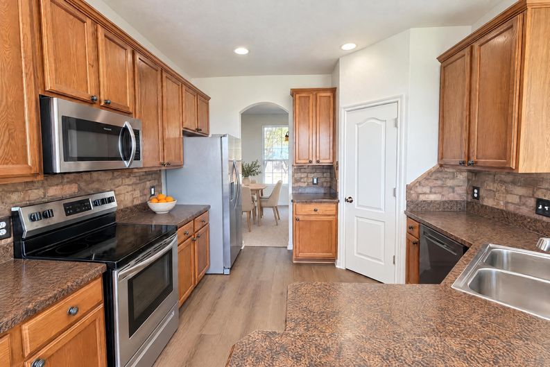 Photo 7 of 23 of 1476 Park Crest Dr, Crowley, TX