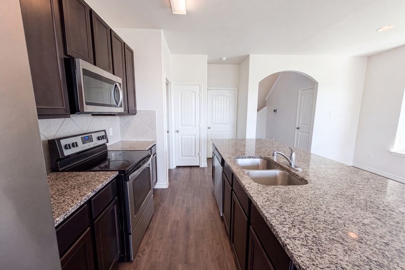 Photo 7 of 21 of 1713 Blue Jay Dr, Ennis, TX