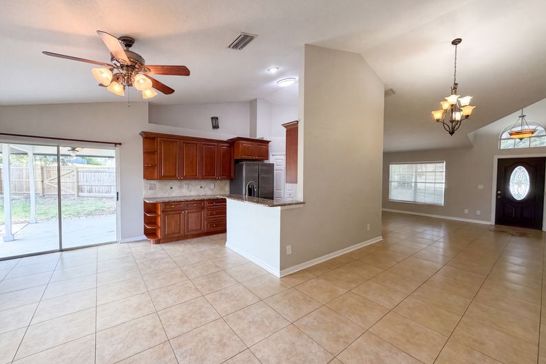 Photo 11 of 29 of 17802 Jefferson St, Oakland, FL