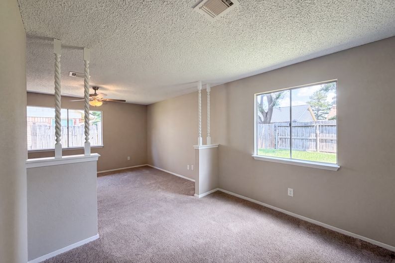 Photo 7 of 17 of 5602 Briarwood Forest Dr, Houston, TX