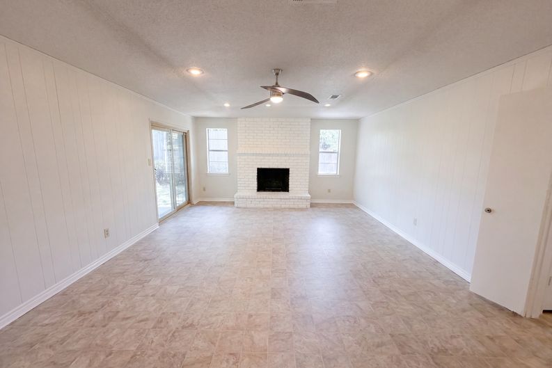 Photo 3 of 18 of 4824 Berridge Ln, Dallas, TX