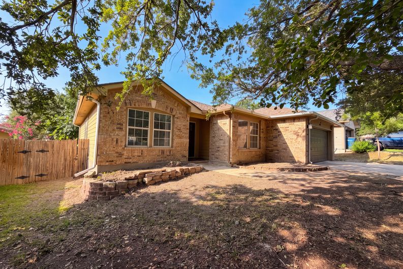 Photo 6 of 16 of 1620 Sunview Cir, New Braunfels, TX