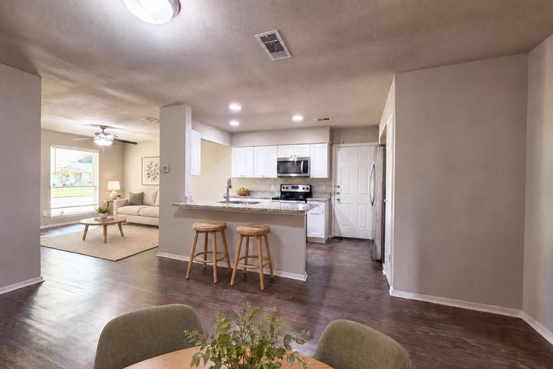 Photo 3 of 20 of 330 E Coral Way, Grand Prairie, TX