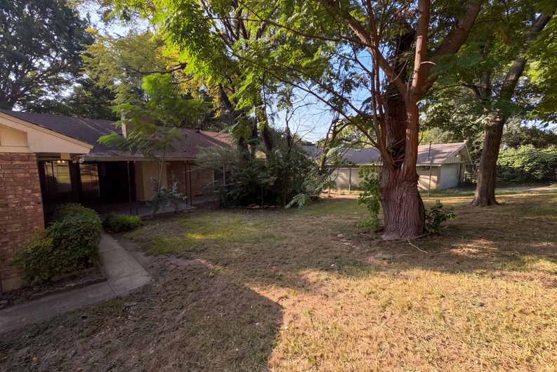 Photo 5 of 24 of 821 Glen Oaks Blvd, Dallas, TX