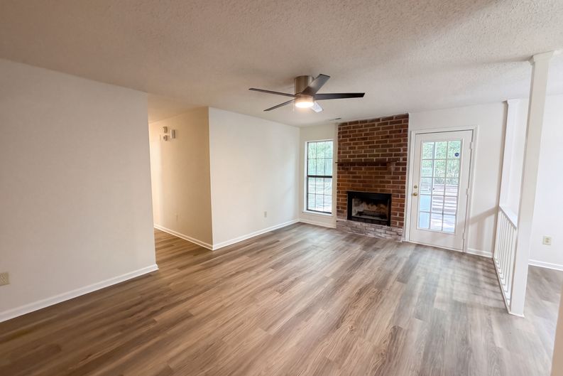Photo 3 of 16 of 1300 Maryland Dr, Ladson, SC