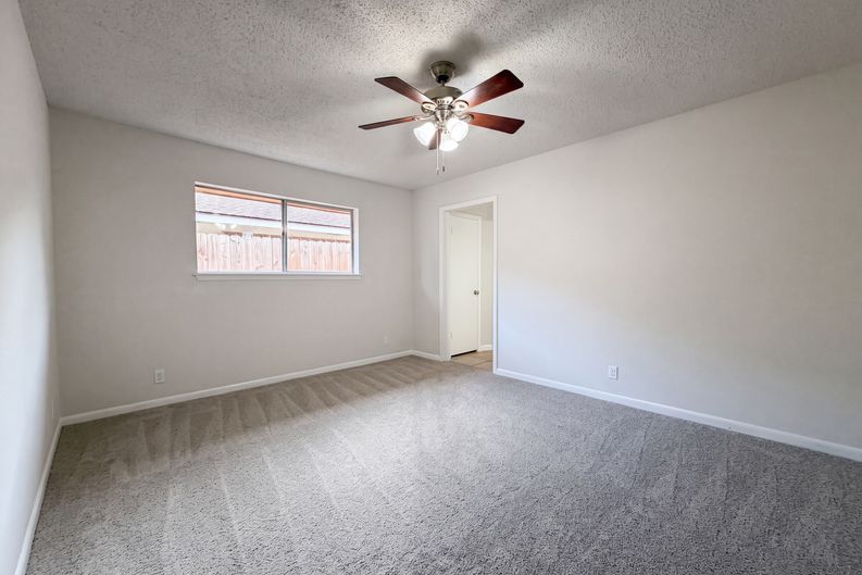 Photo 4 of 17 of 8 Sunnybrook St, Angleton, TX