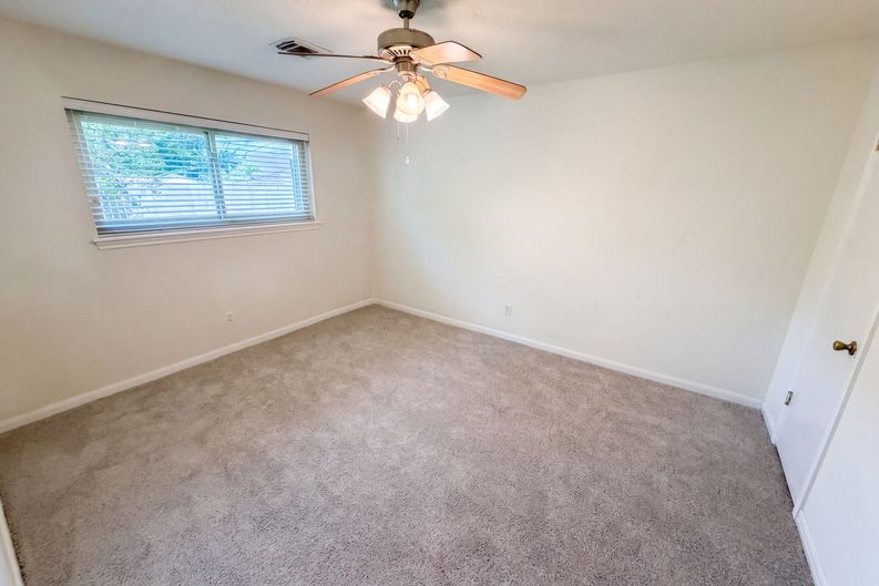 Photo 4 of 22 of 342 Queenstown Rd, Houston, TX
