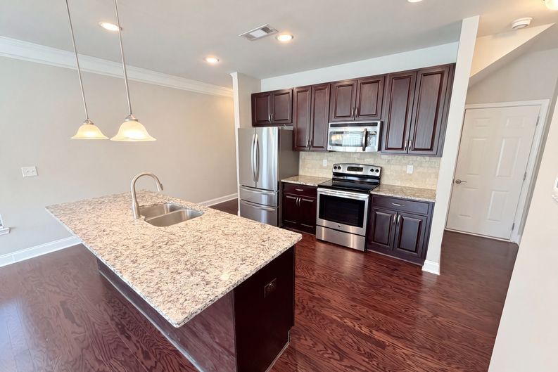 Photo 7 of 24 of 10555 Naramore Ln, Alpharetta, GA