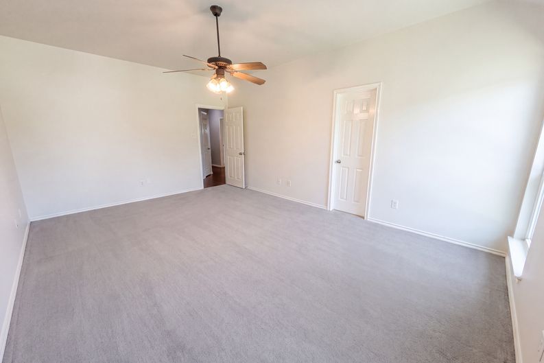 Photo 4 of 21 of 324 Cascade Dr, Red Oak, TX