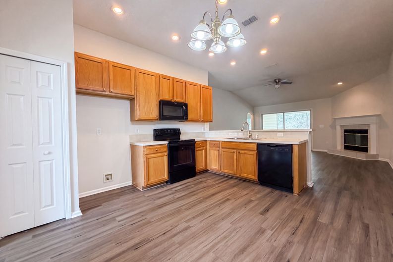 Photo 10 of 23 of 8436 Staplehurst Dr W, Jacksonville, FL