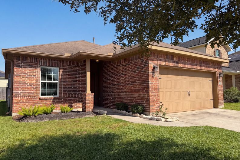 Photo 8 of 23 of 1038 Cash St, Alvin, TX