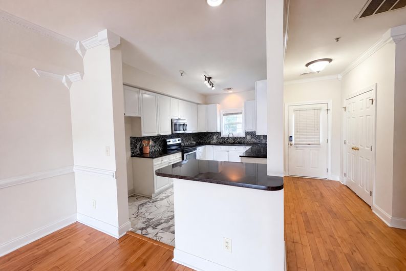 Photo 9 of 21 of 4933 Lake Palmetto Ln, North Charleston, SC