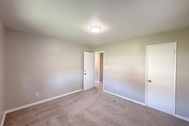 Photo 13 of 28 of 11301 Riveredge Dr, Parma, OH