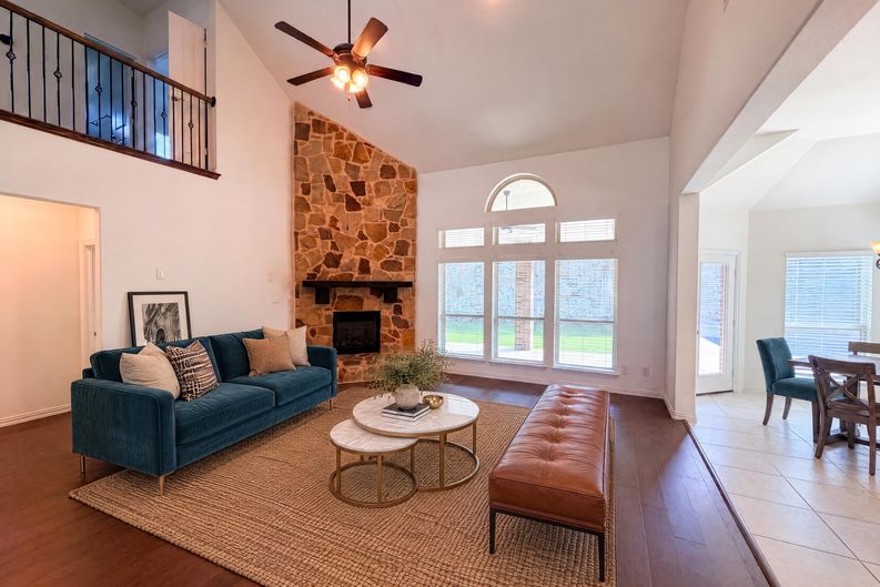 Photo 4 of 34 of 4305 Curlew Ln, Garland, TX